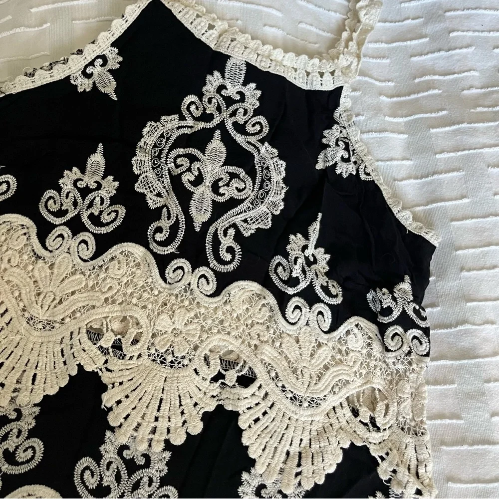 Romeo & Juliet Couture Black and Cream Lace Tank Top Size M (fits like S/M)- EUC - Picture 3 of 12